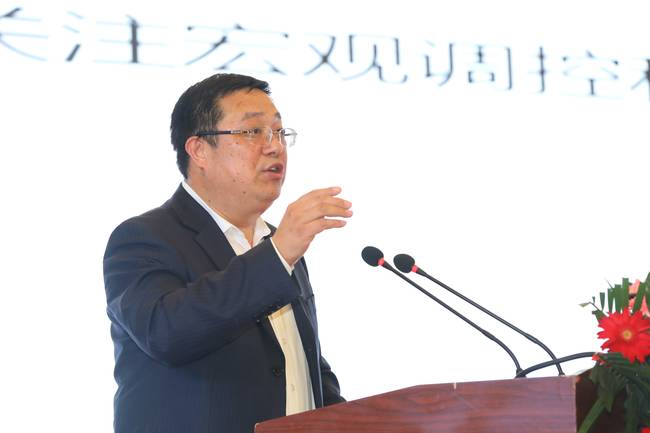李忠民先生在高峰论坛上作题为《改革开放40年成就与展望》主旨演讲